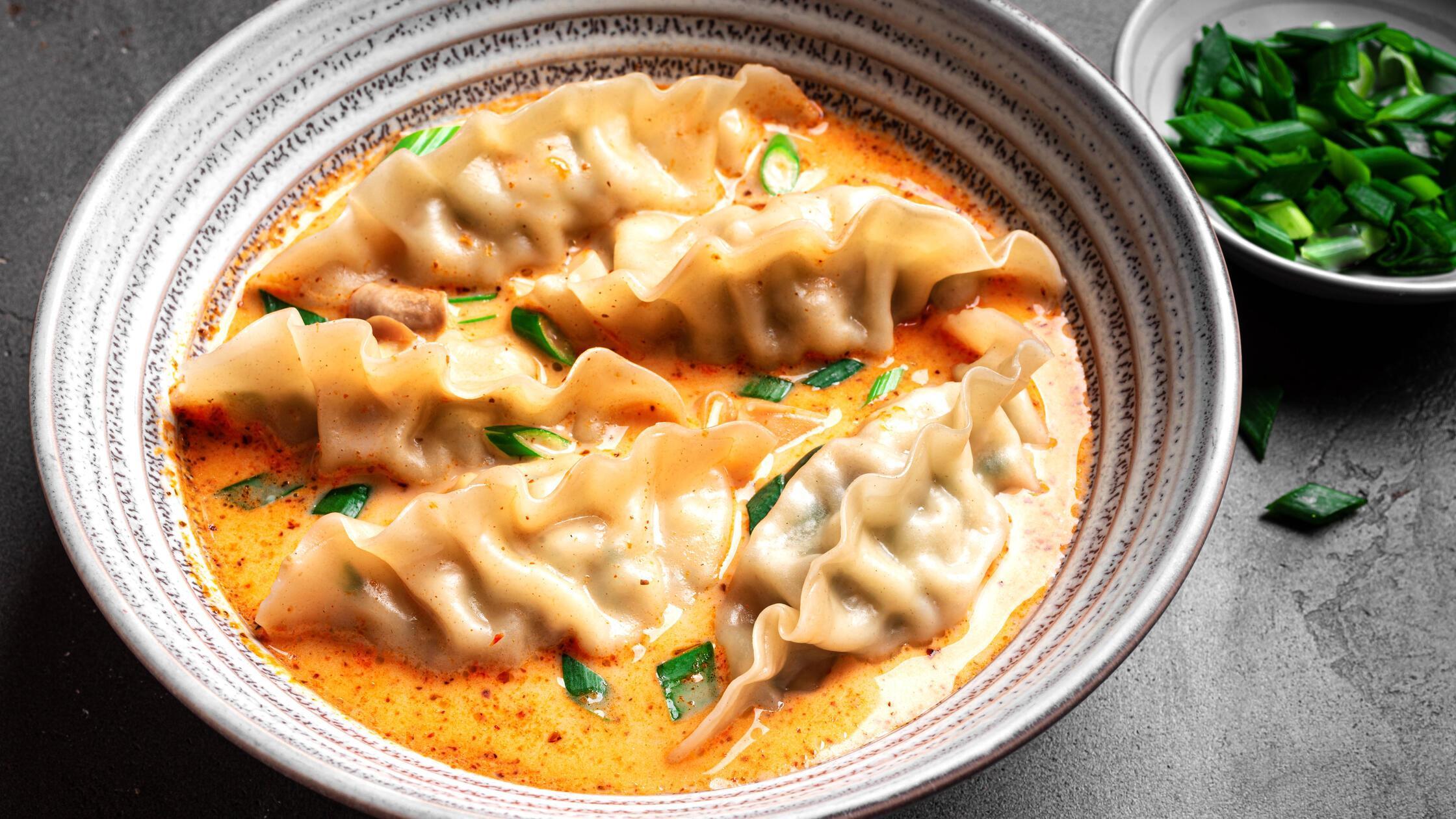 Thailändische Kokosnuss-Curry-Knödel-Suppe in Naha