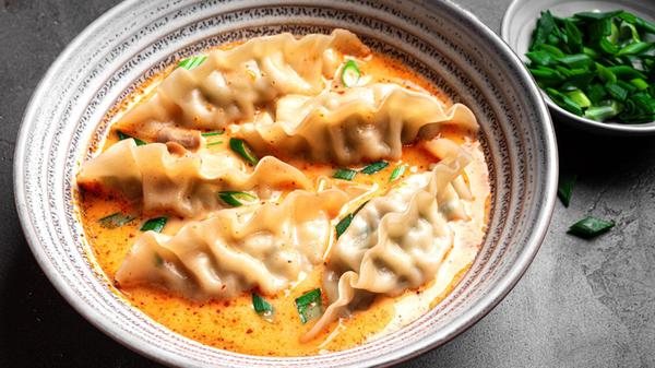 Thailändische Kokosnuss-Curry-Knödel-Suppe in Naha