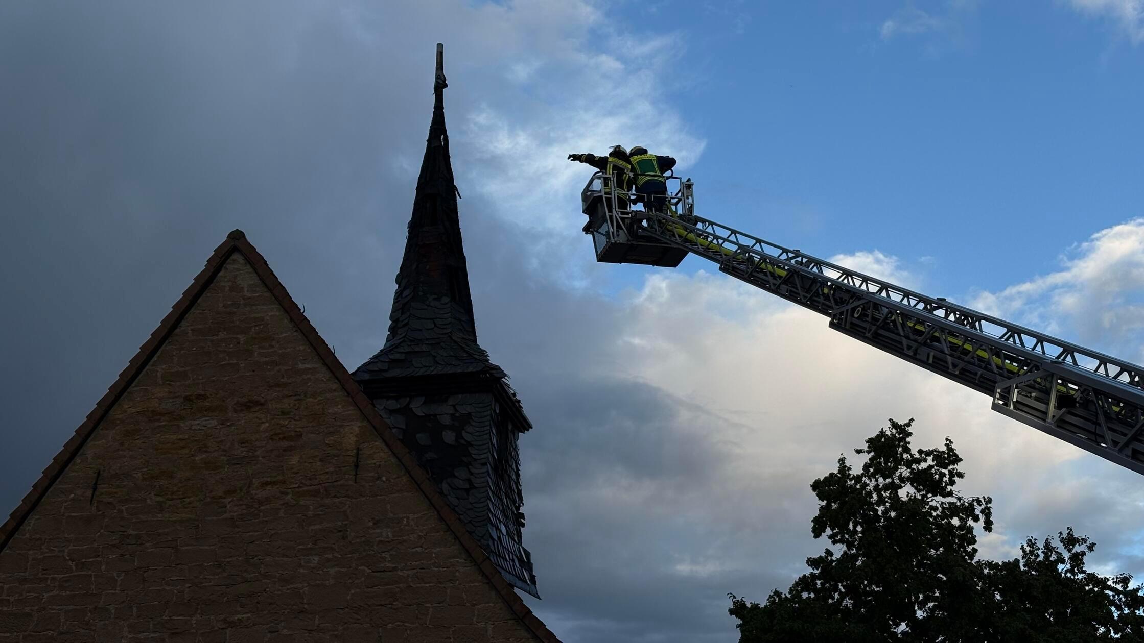 Blitzeinschlag in Franken: Turm von Kapelle gerät in Brand und droht einzustürzen