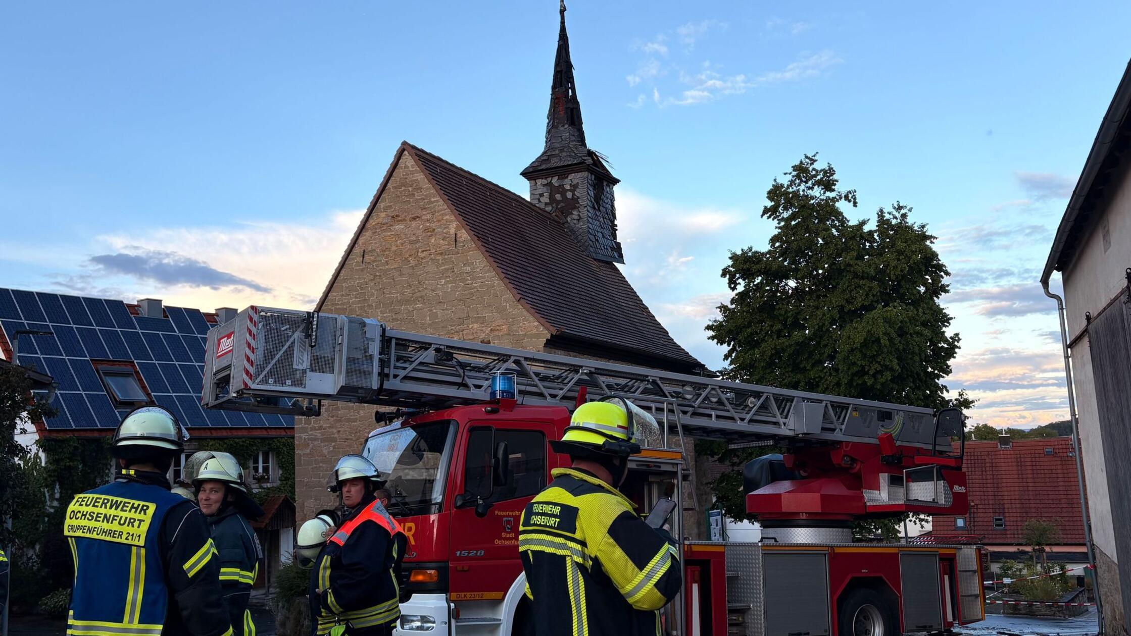 Blitz schlägt in Kapellenturm ein und löst Brand aus