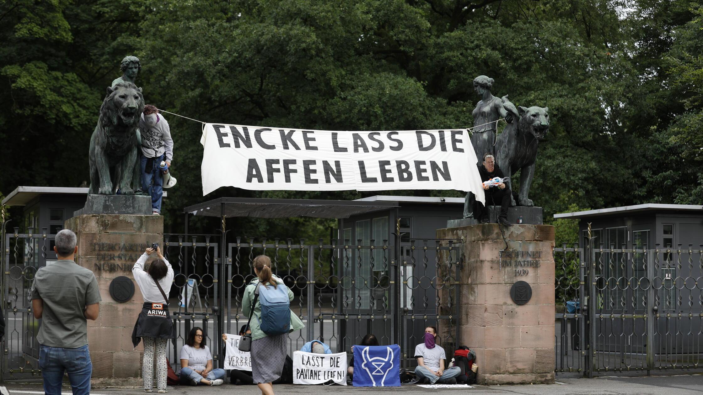 Erneute Aktion vor dem Tiergarten Nürnberg: Protestierende ketten sich am Eingang fest