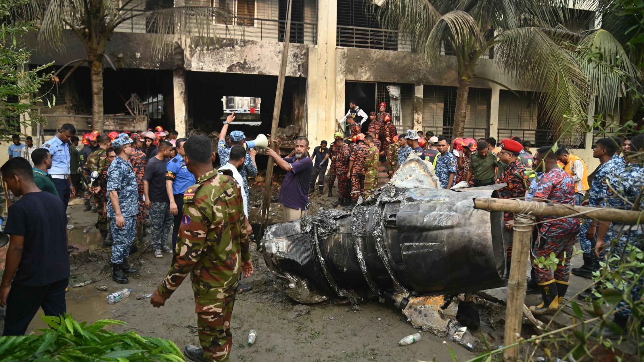 Nach Flugzeugabsturz in Dhaka: 25 Kinder unter Todesopfern