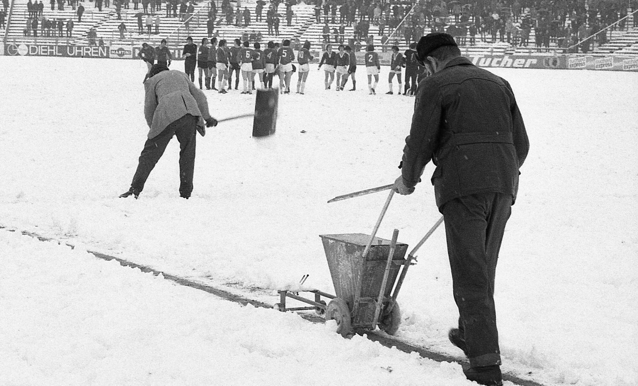 Dass Club-Spieler Slobodan Petrovic als „Slalomläufer“ geglänzt hatte und der 1. FCN ohne „Langläufer“ Dieter Nüssing unvorstellbar wäre, konnte man in den NN vom 29.1.1973 lesen. Es handelte sich nicht um den Bericht über einen Ski-Ausflug der damaligen Clubspieler, sondern über das Regionalliga-Spiel des 1. FCN gegen den VfR Heilbronn auf dem eingeschneiten Platz im Stadion Nürnberg. Bevor es los gehen konnte, mussten die schneebedeckten Begrenzungslinien des Spielfelds erst wieder zum Vorschein gebracht werden. Die Spieler warteten dies in ihren kurzen Hosen geduldig am Spielfeldrand ab. Auf mit Pappschnee bedecktem, vereistem Untergrund wurde schließlich das Spiel ausgetragen. Mit einem 3:0-Sieg erwärmte es die Herzen der Clubfans.