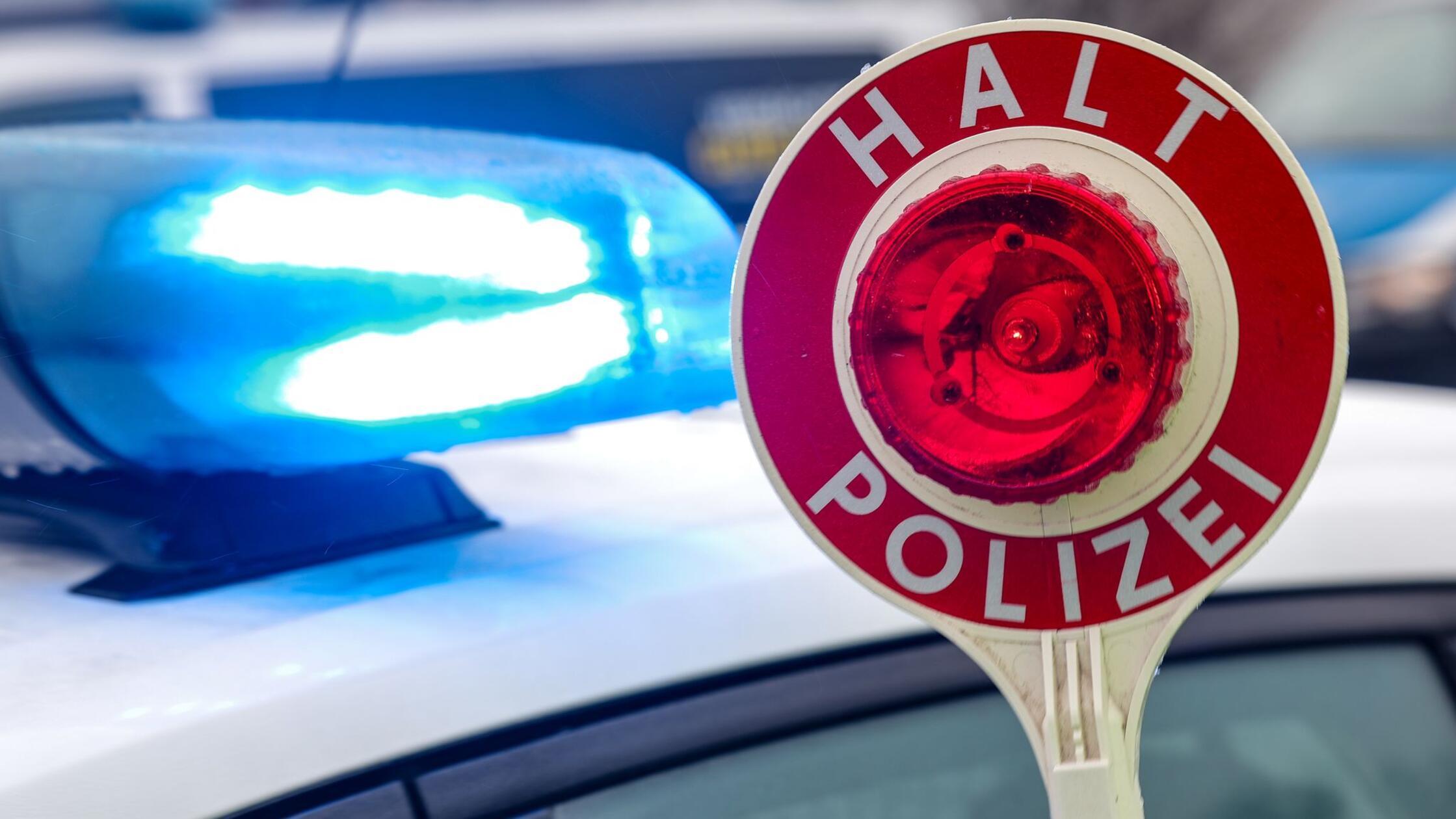 Polizeibeamte finden Baby und Kind in Kofferraum