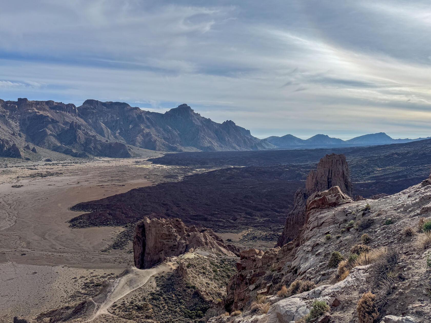 18 Kilometer misst die Caldera des Vulkans Teide. Von weiter oben sind die erstarrten Lavafelder gut zu erkennen.