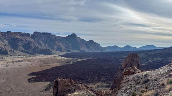 18 Kilometer misst die Caldera des Vulkans Teide. Von weiter oben sind die erstarrten Lavafelder gut zu erkennen.
