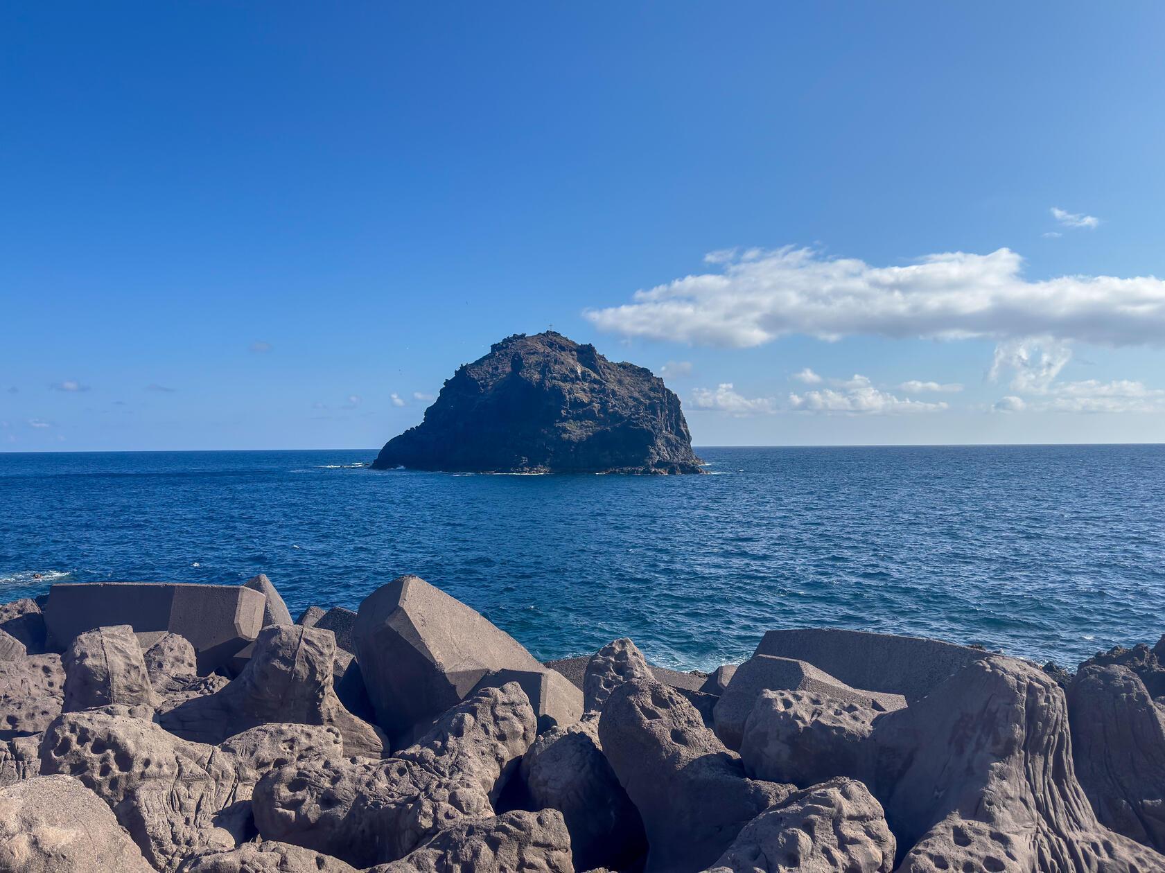 Vor Garachico liegt eine kleine Insel im Meer. Übersetzt bedeutet Garachico übrigens auch "Kleine Insel".