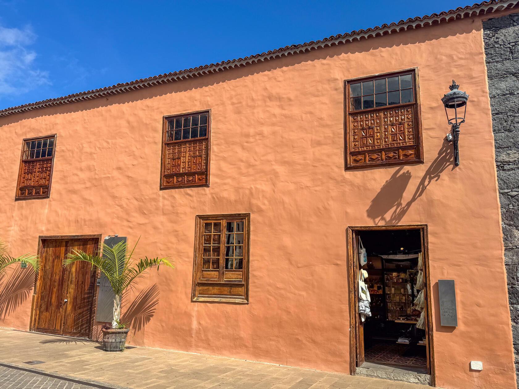 Einfache Wohnhäuser, mit hölzernen Ornamenten. Das koloniale Erbe der Insel ist in vielen orten auf Teneriffa noch zu sehen.