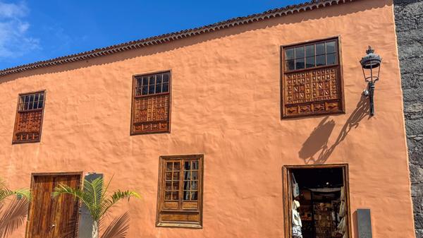 Einfache Wohnhäuser, mit hölzernen Ornamenten. Das koloniale Erbe der Insel ist in vielen orten auf Teneriffa noch zu sehen.