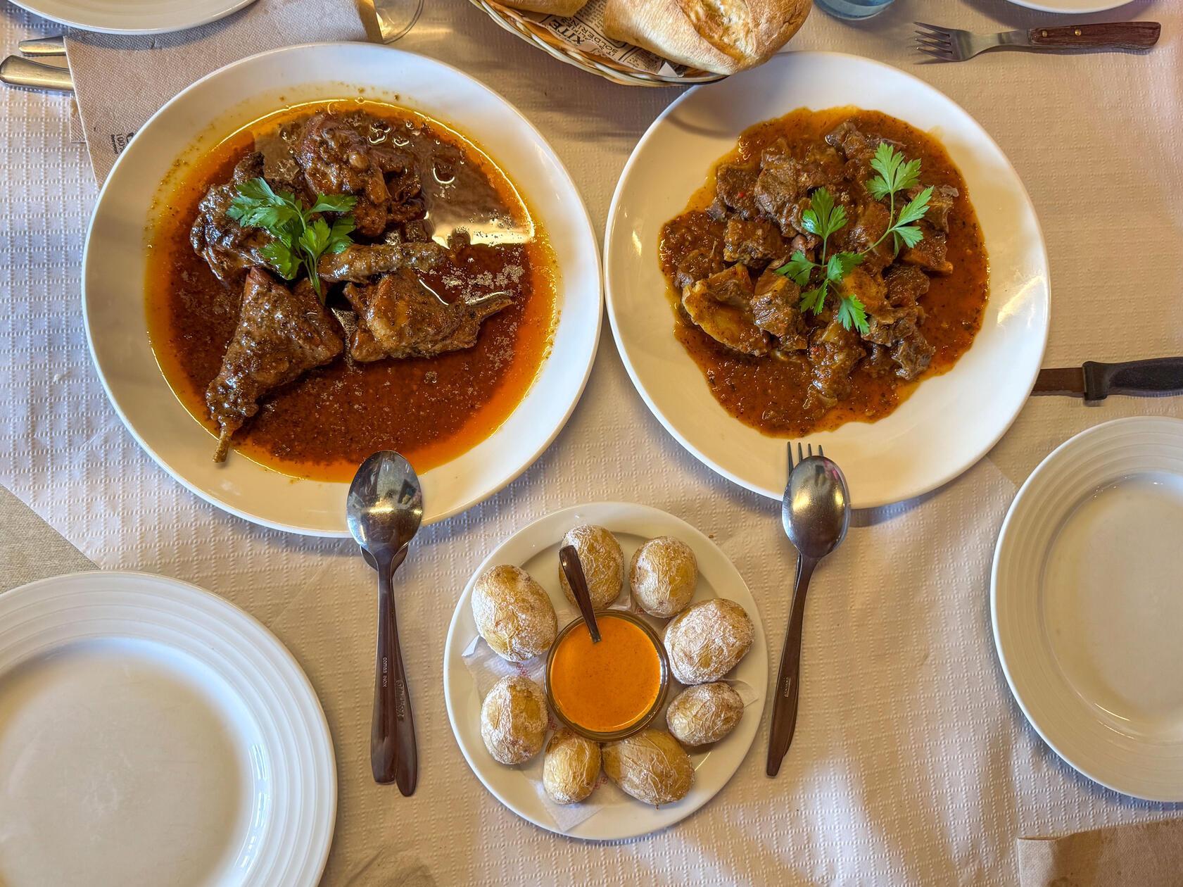 Eine kanarische Spezialität darf in keinem Restaurant auf Teneriffa fehlen. Salzkartoffeln mit Pelle, oder auch "Papa Arrugadas" genannt.