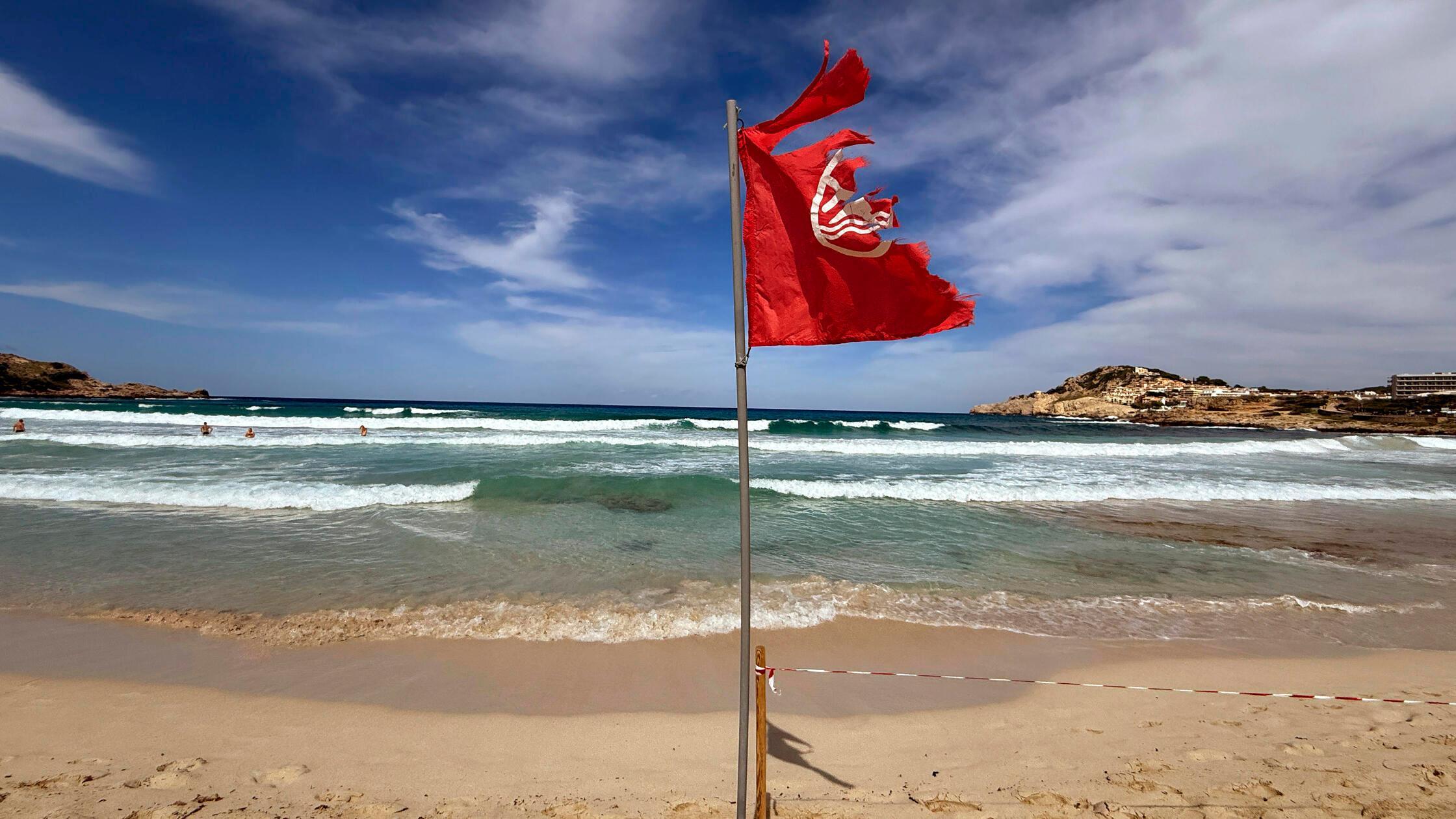 Hai-Alarm am Ballermann? Urlauberin erleidet beim Baden schwere Bisswunde - Strand gesperrt