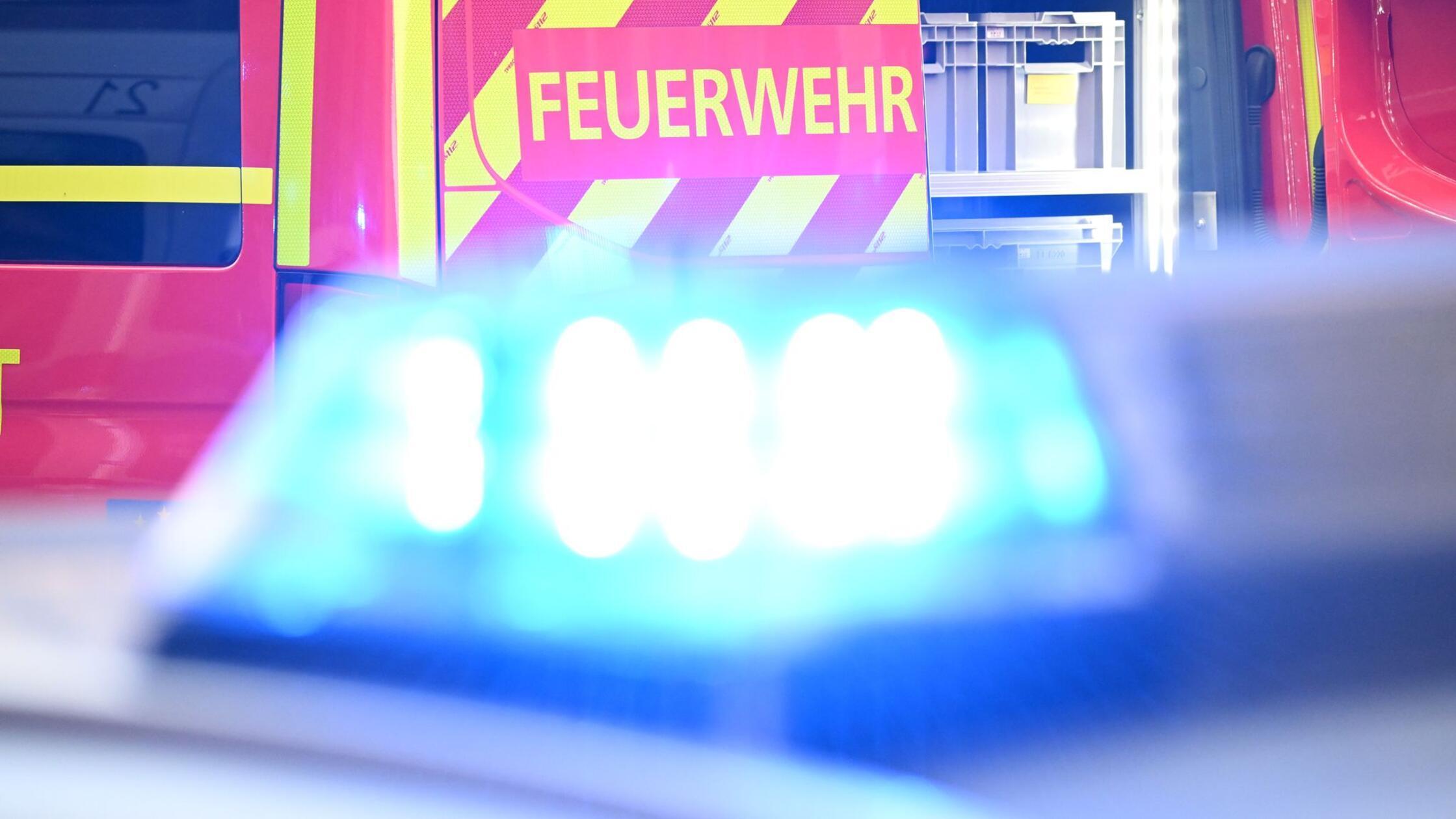 Auf A7 in Franken: Zahlreiche Schweine verbrennen in Lkw - Retter vor Ort