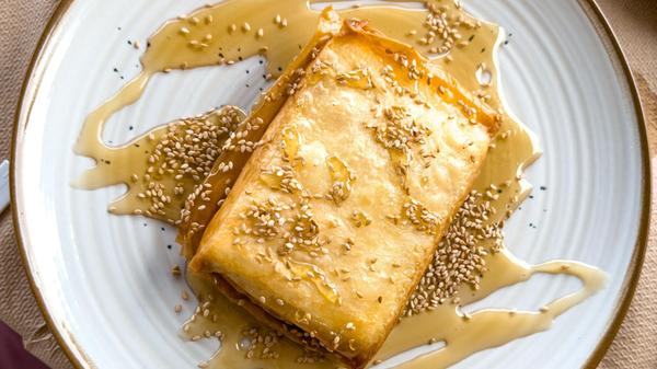 Fried Greek cheese with honey and sesame seeds cal