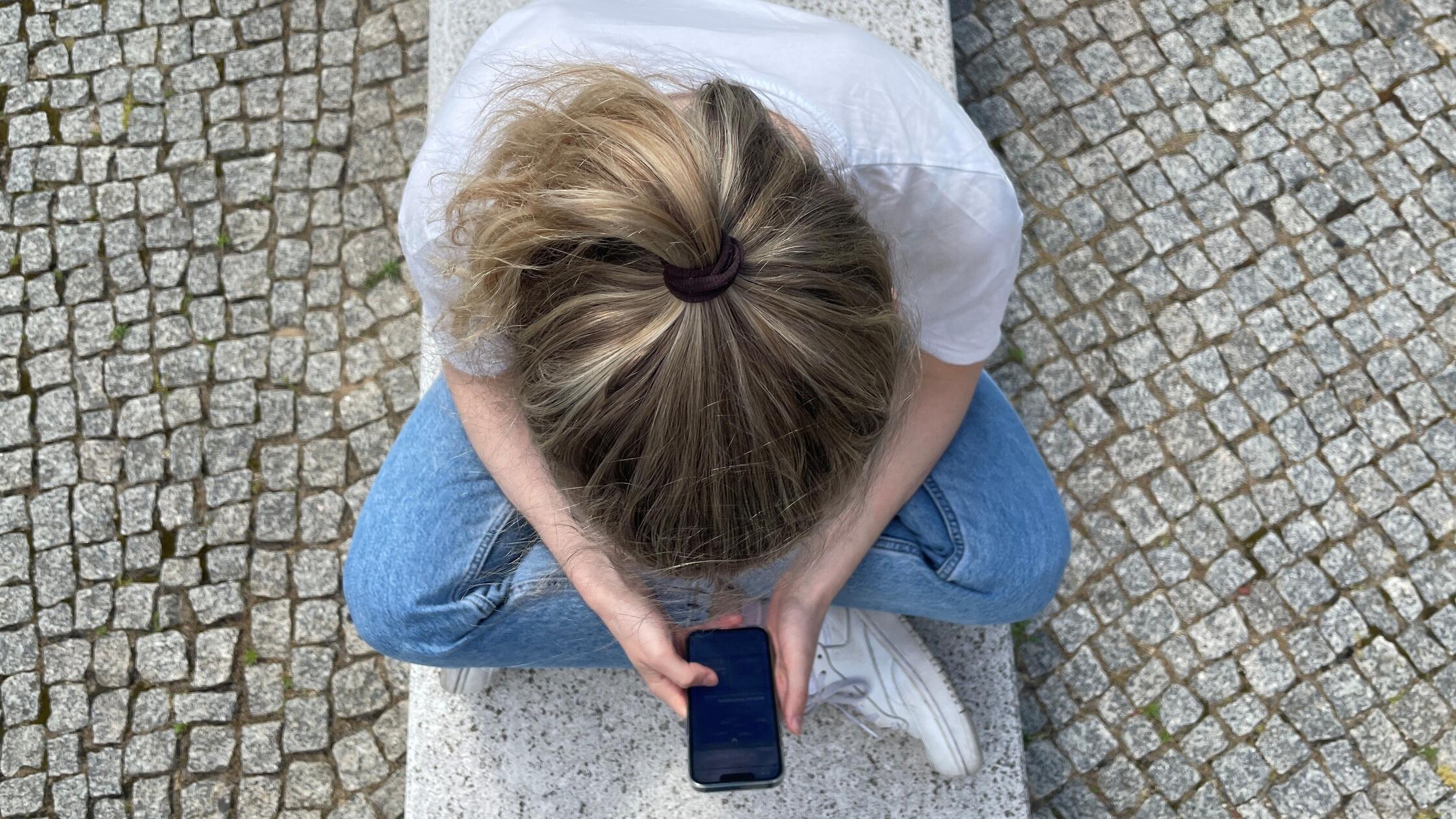 Eine Frau schaut auf ihr Smartphone3956.jpg