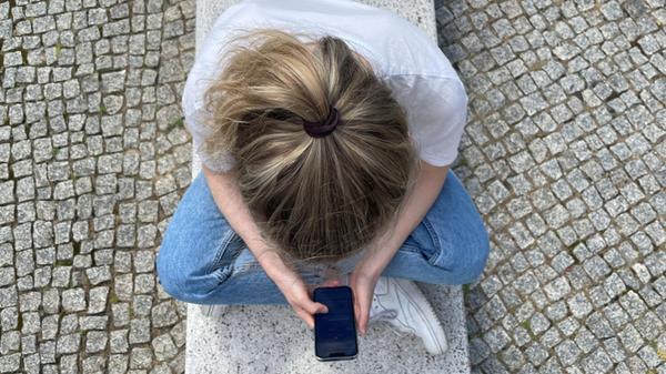 Eine Frau schaut auf ihr Smartphone3956.jpg