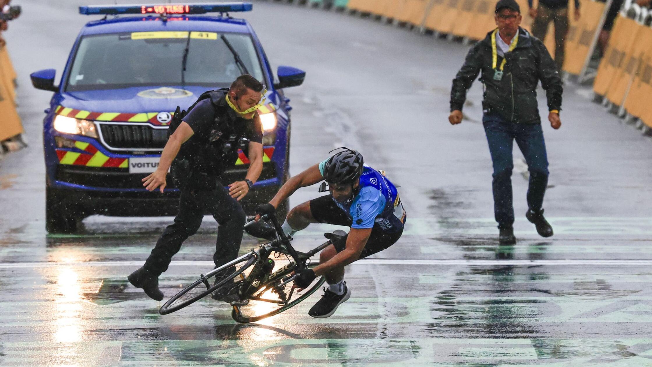 Mit Rad im Tour-Zielbereich: Sicherheitskräfte stoppen Mann