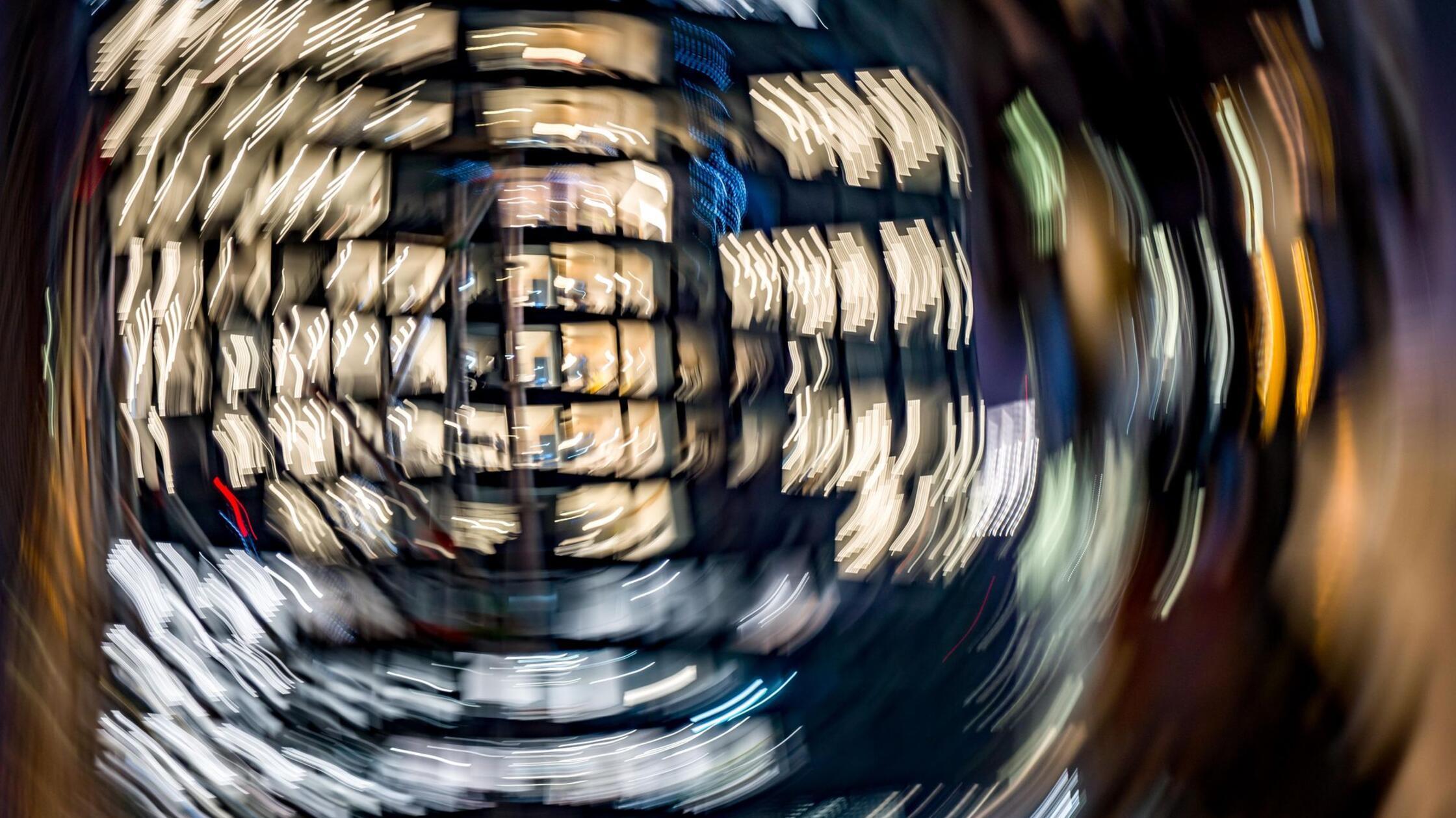 Weniger Menschen leisten Überstunden