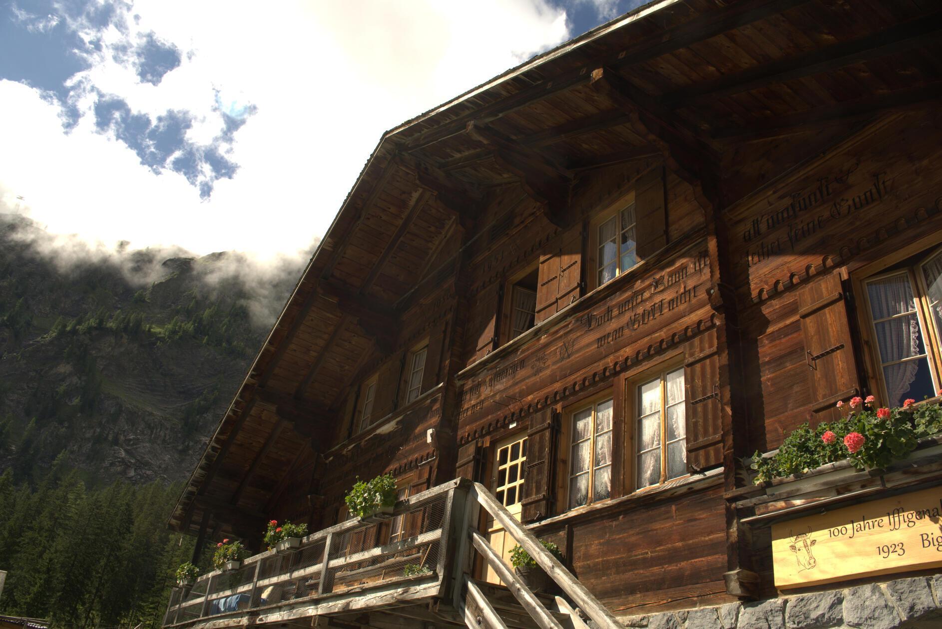 Die Wanderung beginnt auf der Iffigenalp, einer Alpwirtschaft, die seit mehr als 100 Jahren besteht. Hier kann man in das Handwerk der Käserei einen wertvollen Einblick bekommen.