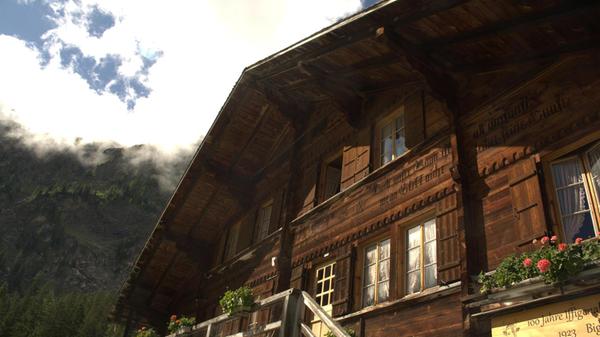 Die Wanderung beginnt auf der Iffigenalp, einer Alpwirtschaft, die seit mehr als 100 Jahren besteht. Hier kann man in das Handwerk der Käserei einen wertvollen Einblick bekommen.