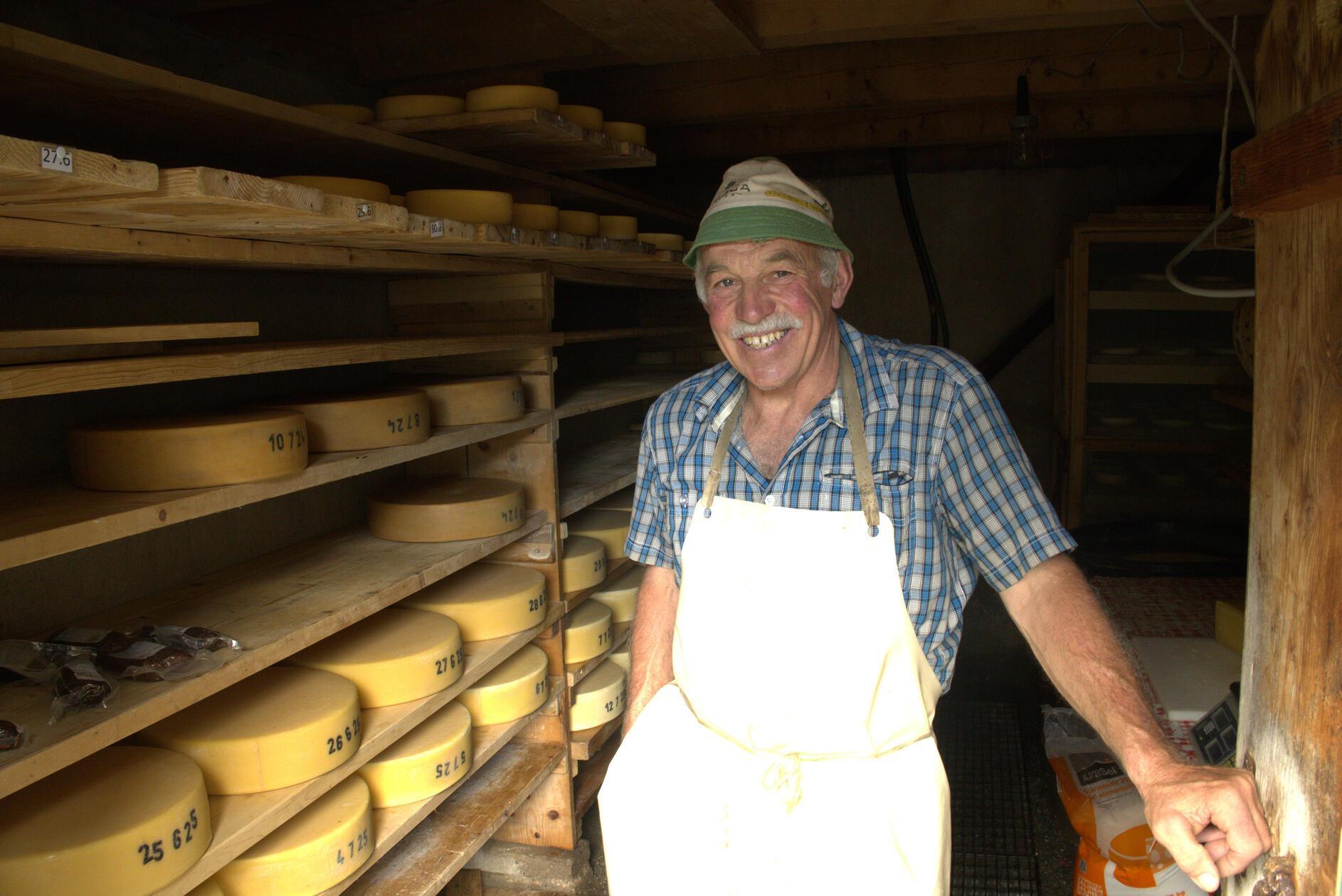 Der Mann hinter dem Käse ist Willy Schwarz. Seit mittlerweile 59 Jahren arbeitet er auf der Alp – im zarten Alter von zehn Jahren hat er hier angefangen. Der Alpkäse, den er hier macht, wird ausschließlich in seinem Käsekeller verkauft.