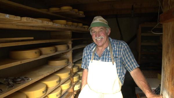 Der Mann hinter dem Käse ist Willy Schwarz. Seit mittlerweile 59 Jahren arbeitet er auf der Alp – im zarten Alter von zehn Jahren hat er hier angefangen. Der Alpkäse, den er hier macht, wird ausschließlich in seinem Käsekeller verkauft.