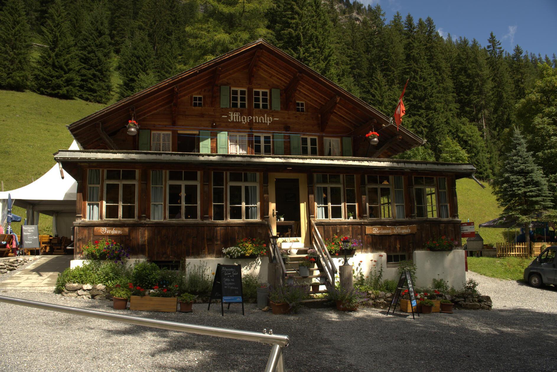 Zur Alpwirtschaft gehört auch ein Gasthaus und ein Restaurant – eine beliebte Adresse für Besucher von Lenk. Die Iffigenalp bildet den Startpunkt der Wanderroute über die Langermatte.
