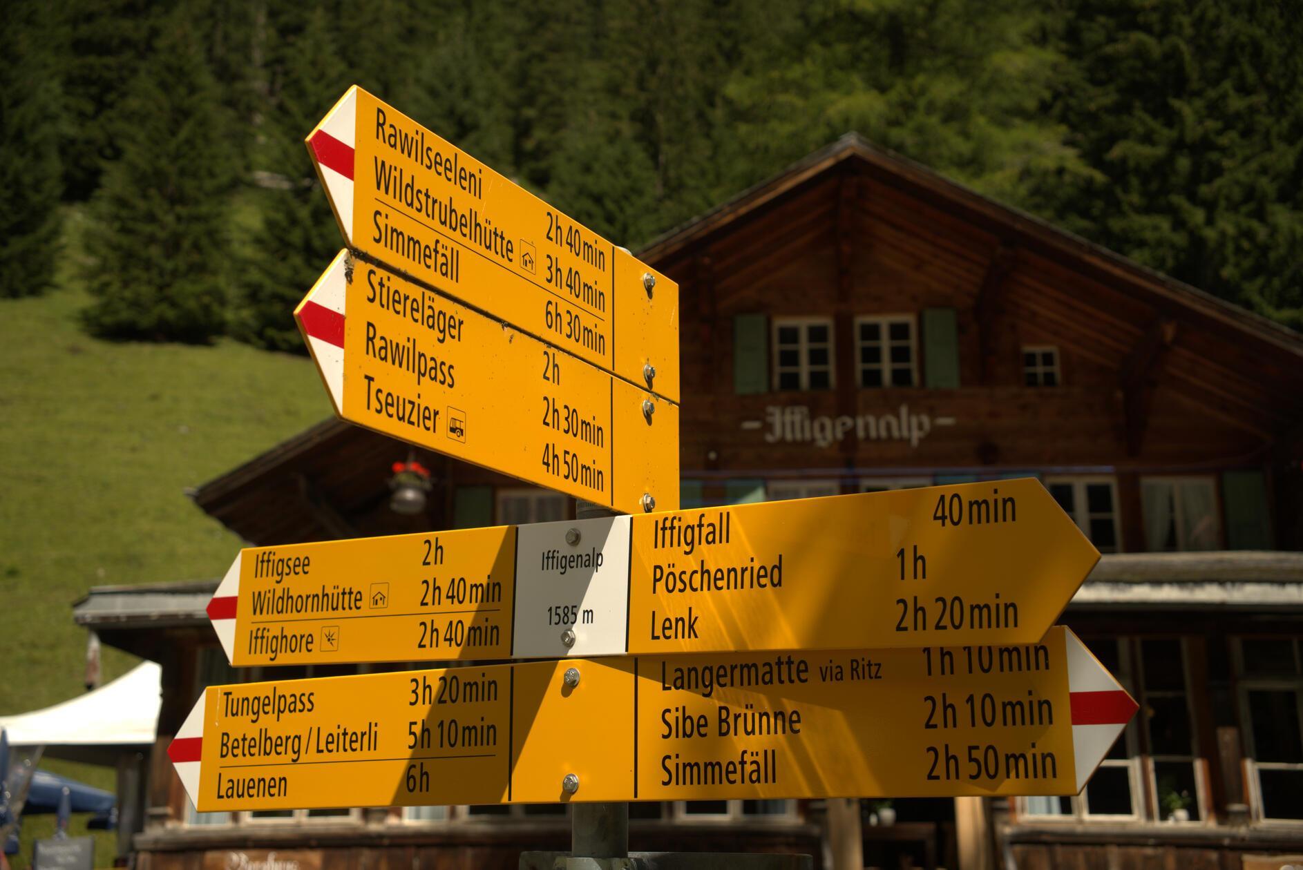 Laut Wegweiser sind die Sehenswürdigkeiten in unter drei Stunden zu erreichen. Kehrt man in den Alpwirtschaften ein, und/oder ist kein geübter Bergwanderer, sollte man allerdings viel mehr Zeit einplanen als die für die Wanderung insgesamt angesetzten 3,75 Stunden.