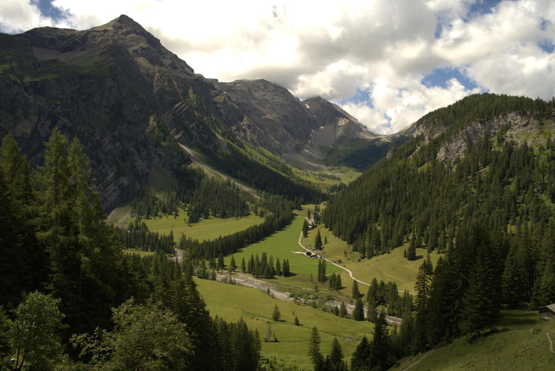 Der Blick zurück ins Tal wird mit jedem Schritt nach oben schöner: Nach etwa einer halben Stunde Anstieg ist die erste Etappe erklommen – es wartet die Alp Ritz darauf, erkundet zu werden.