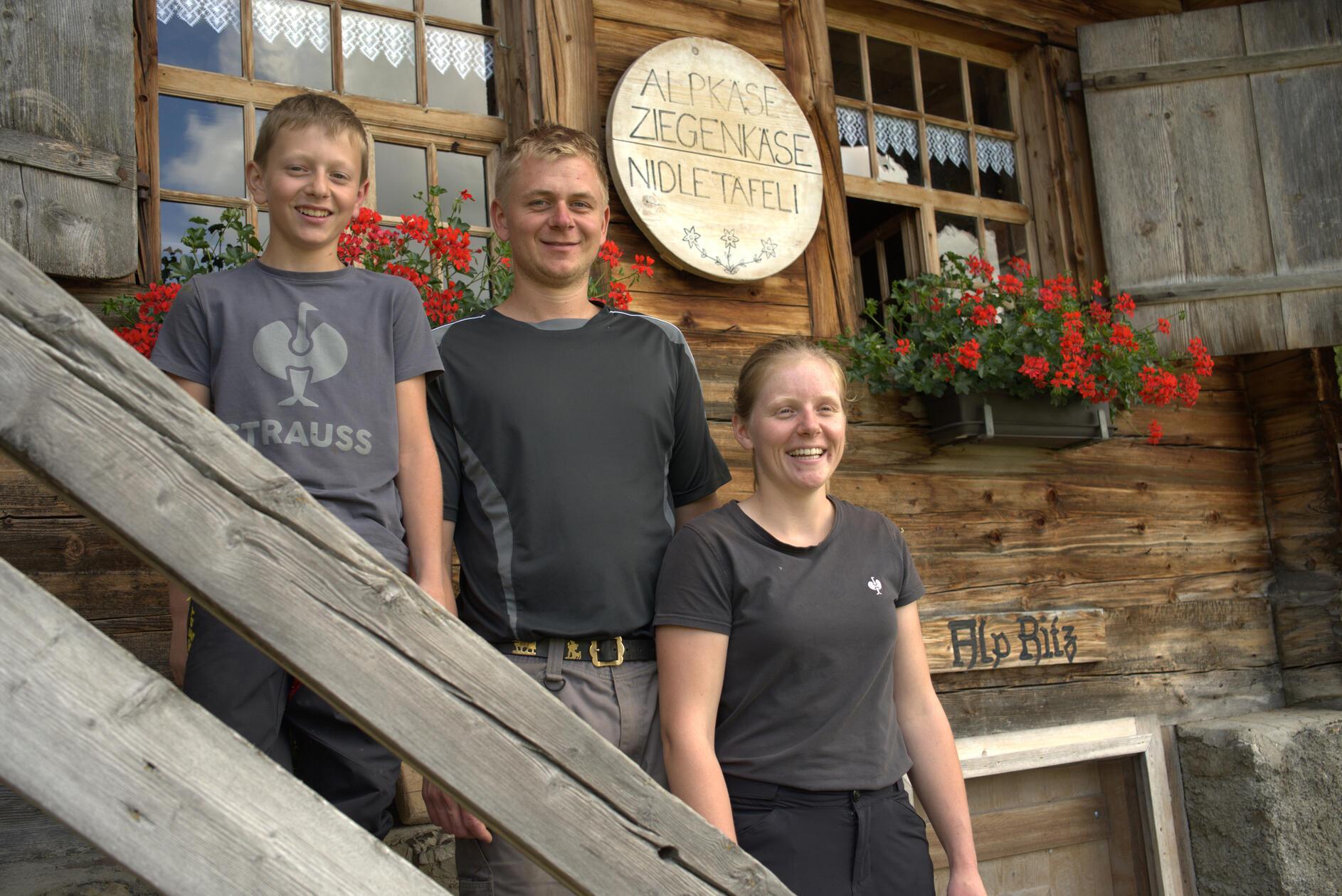 Läuft man gerade auf die Alp zu, begegnet man ihnen zumeist: Patrick Kuhnen und seiner Freundin Nicole, aktuell unterstützt durch ihren kleinen Bruder. Seit fünf Jahren sind sie die Pächter der Alp Ritz mit rund 100 Rindern, darunter 37 Milchkühen.