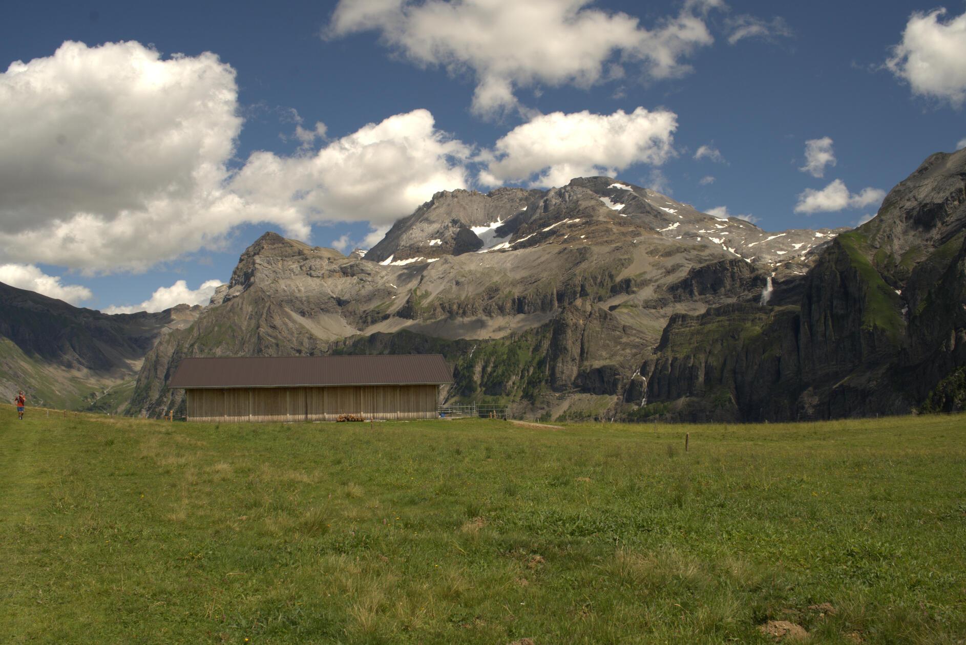 Oberhalb der Alp Ritz gilt es, weiter den Berg in Richtung Langermatte zu erklimmen. Der Blick dort oben schweift weit – und zwar bis zur Alp Chäli-Langermatte, von der aus man den besten Ausblick zum imposanten Bergmassiv Wildstrubel genießt.