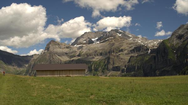 Oberhalb der Alp Ritz gilt es, weiter den Berg in Richtung Langermatte zu erklimmen. Der Blick dort oben schweift weit – und zwar bis zur Alp Chäli-Langermatte, von der aus man den besten Ausblick zum imposanten Bergmassiv Wildstrubel genießt.