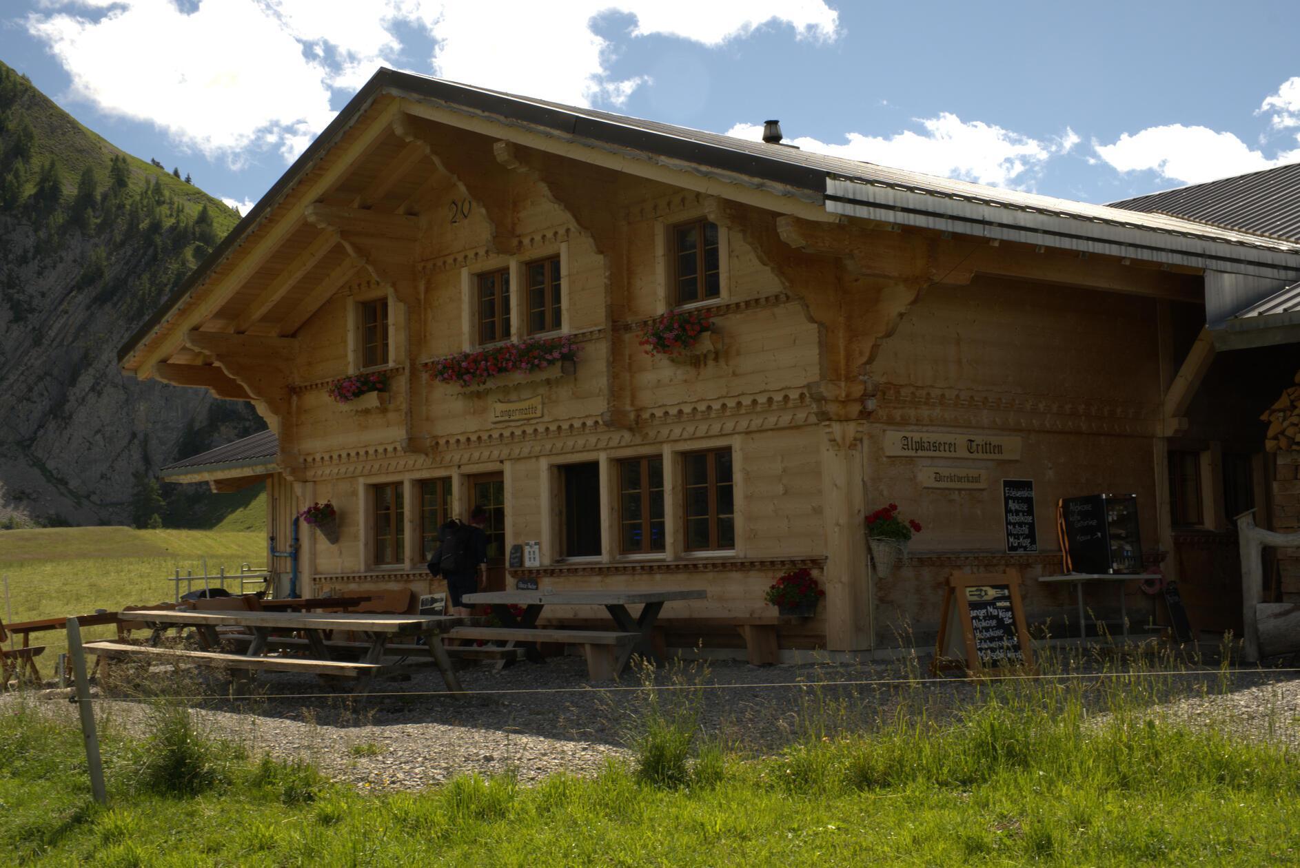 Die Alp Lagermatte gehört Hedi und Ueli Tritten und lädt zum Einkehren mit Aussicht ein. Es ist ein urtypisches „Alp-Beizli“, gleichsam Verkaufsort für Käsereiprodukte und einfaches Restaurant.