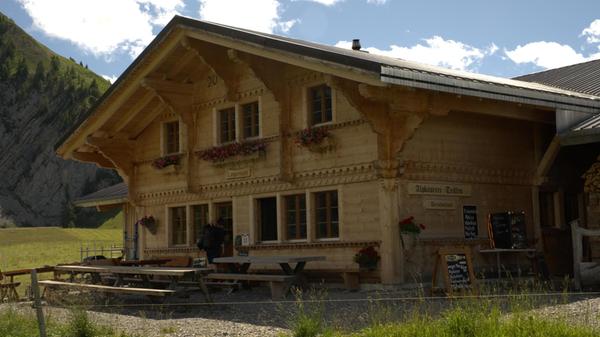 Die Alp Lagermatte gehört Hedi und Ueli Tritten und lädt zum Einkehren mit Aussicht ein. Es ist ein urtypisches „Alp-Beizli“, gleichsam Verkaufsort für Käsereiprodukte und einfaches Restaurant.