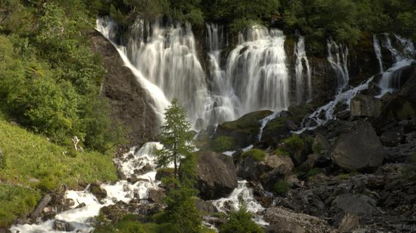 Die nächste Sehenswürdigkeit und eine echte Augenweide sind die „Siebe Brünne“, ein Wasserfall, der an vielen Stellen aus dem Fels bricht und dadurch grandiose Fotomotive anbietet.
