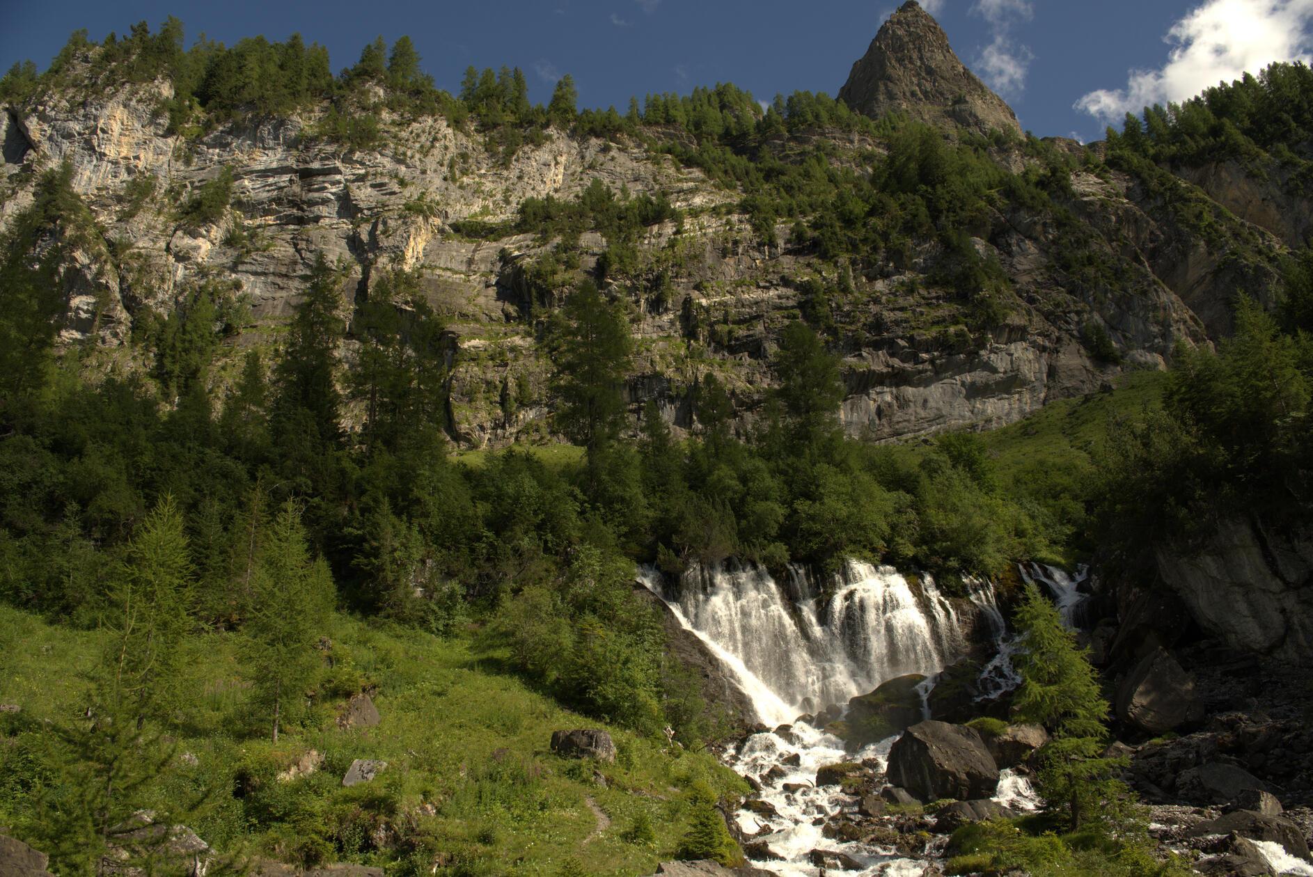 Das kühle Bergwasser ist auch eine willkommene Abkühlung an heißen Tagen. Von hier aus führt die Wanderung flußabwärts bis zu den Simmelfällen, dem Endpunkt der elf Kilometer langen Wanderroute. Ein Bus fährt von hier aus zurück nach Lenk, alternativ gibt es direkt an den Fällen das Hotel Simmelfälle und einen Campingplatz.