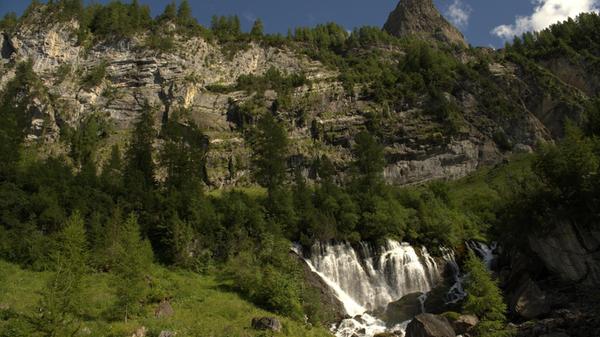 Das kühle Bergwasser ist auch eine willkommene Abkühlung an heißen Tagen. Von hier aus führt die Wanderung flußabwärts bis zu den Simmelfällen, dem Endpunkt der elf Kilometer langen Wanderroute. Ein Bus fährt von hier aus zurück nach Lenk, alternativ gibt es direkt an den Fällen das Hotel Simmelfälle und einen Campingplatz.