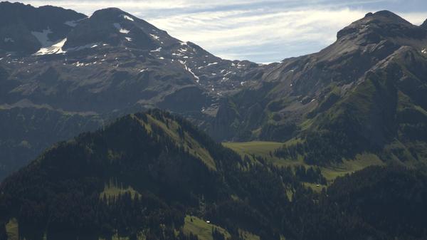 Der Blick aus der Vogelperspektive auf die Langermatte (mittig im Bild): eine weite und recht flach verlaufende Wiesenfläche auf 1850 Metern Höhe. Rechts davon und unterhalb sieht man das Dach der Alp Ritz.