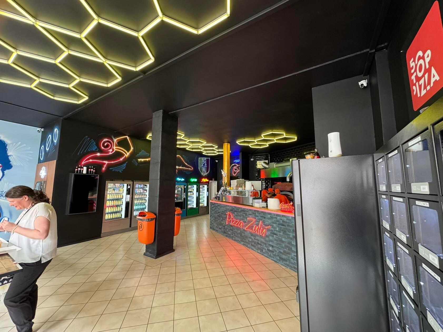 Der Innenraum ist recht modern gestaltet – samt originalen Mülleimern vom Lorenzer Platz.