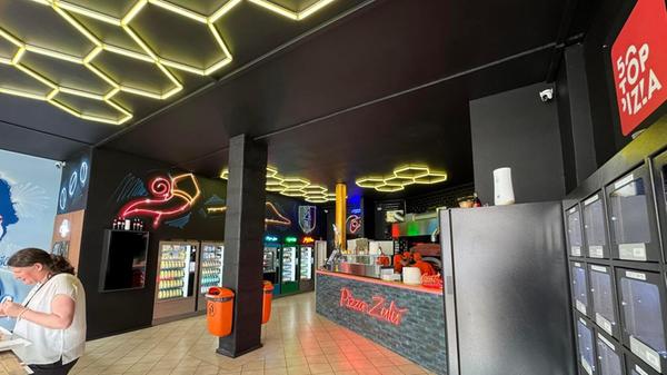 Der Innenraum ist recht modern gestaltet – samt originalen Mülleimern vom Lorenzer Platz.