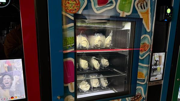 Auch zu den Zeiten, in denen die Pizza-Bar geschlossen ist: keine Panik! Teig-Rohlinge gibt's auch im Automaten…