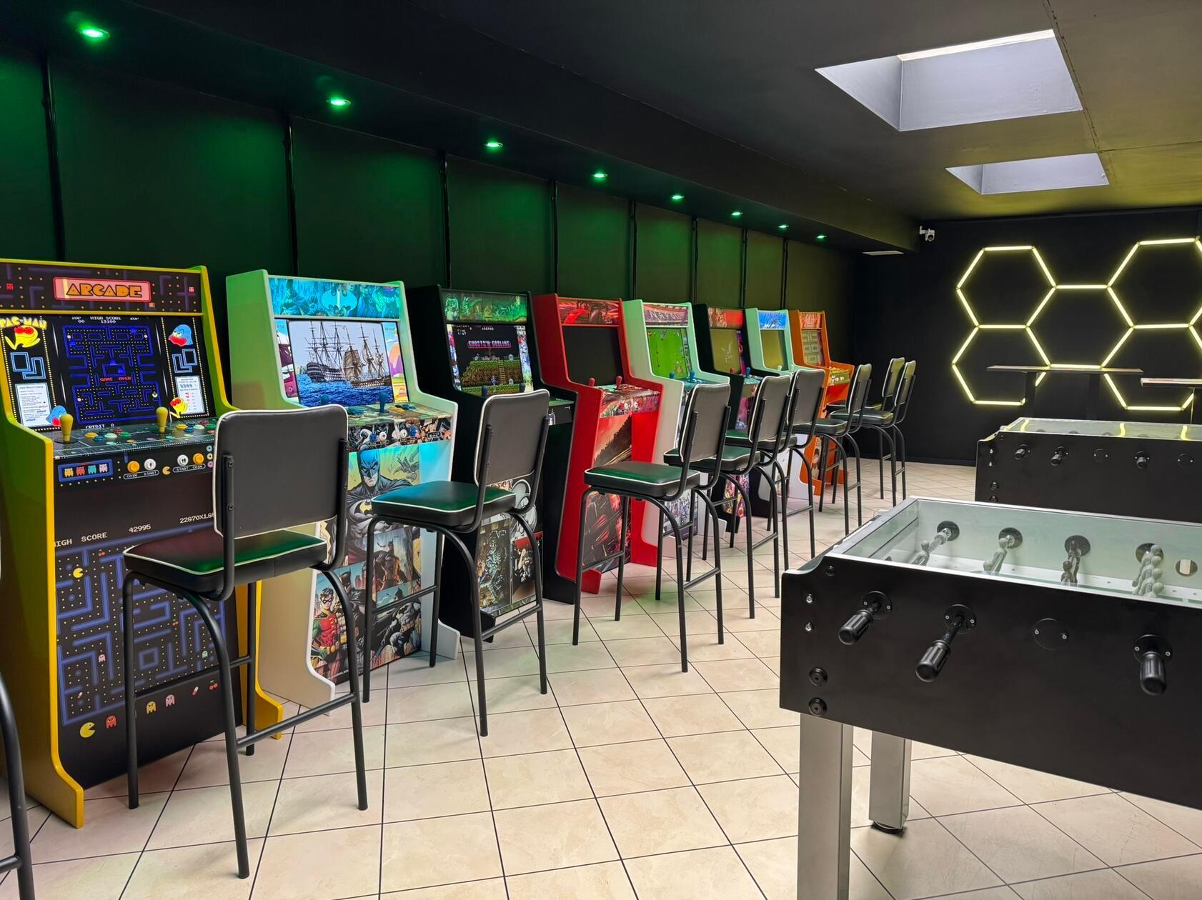 Außerdem im Nebenraum: Arcade-Games und ein Kicker.