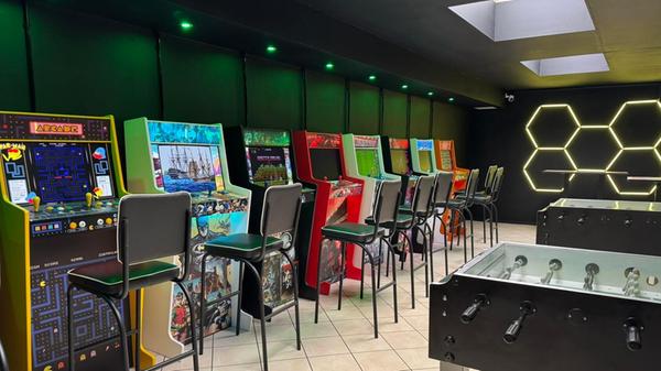 Außerdem im Nebenraum: Arcade-Games und ein Kicker.