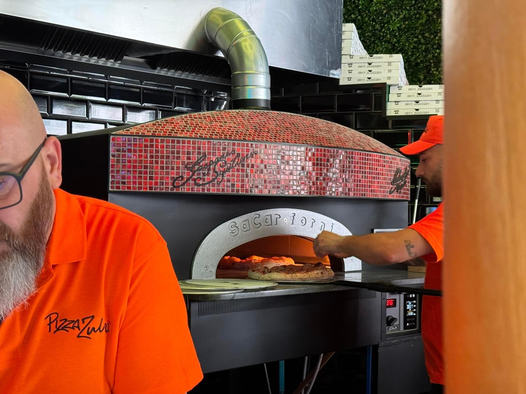 Absolut unabdingbar für neapolitanische Pizza: Ein Ofen der etwa 400 Grad heiß wird.