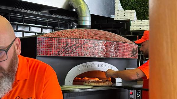 Absolut unabdingbar für neapolitanische Pizza: Ein Ofen der etwa 400 Grad heiß wird.