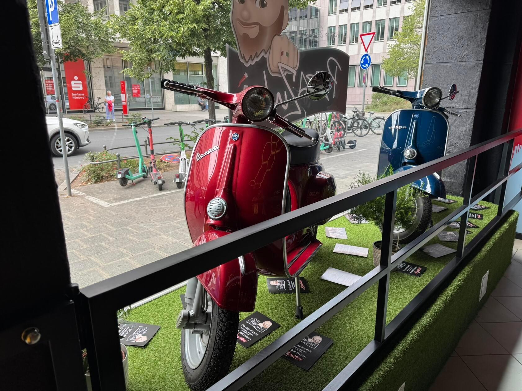 Hier stehen sie noch im Schaufenster, bald fahren sie vielleicht schon die eigene Pizza aus.