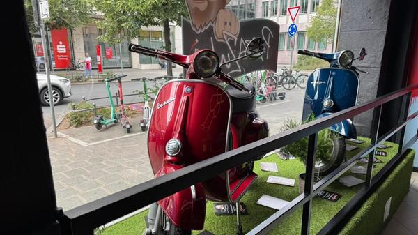 Hier stehen sie noch im Schaufenster, bald fahren sie vielleicht schon die eigene Pizza aus.