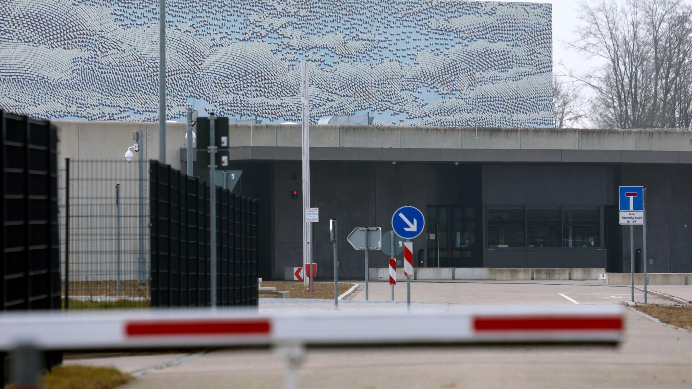 Ustavni sodnik neuspešen v tožbi zoper suspenz