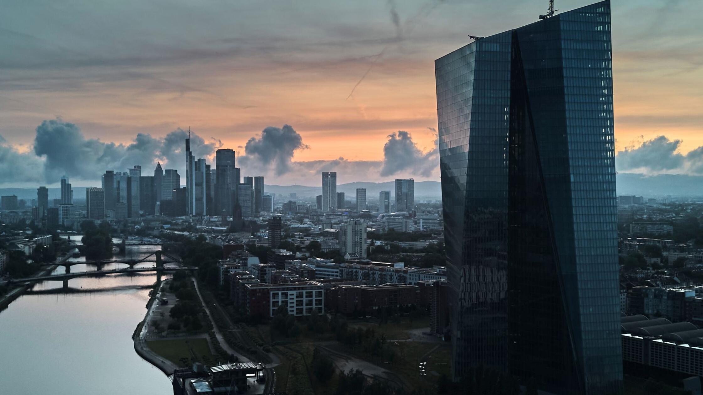 EZB obdržala obrestne mere nespremenjene zaradi strahu pred ameriškimi carinami