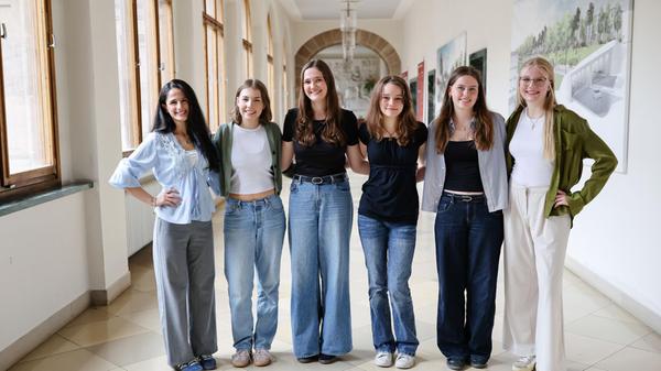 Diese sechs Mädchen haben sich um das Amt des Nürnberger Christkindes beworben: : Lina Haji (l-r), Leonie Durst, Annica Pricker, Nora Falk, Klara Wiesneth und Luisa Gottwald.