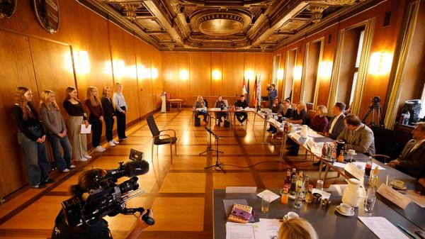Vorgestellt wurden die Bewerberinnen aus dem Wettbewerb, die nach der OnlineAbstimmung und den eingegangenen Stimmen im Amt für Kommunikation und Stadtmarketing die meisten Stimmen erhalten haben.